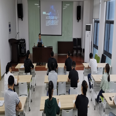 为新闻报道员“强能补钙”