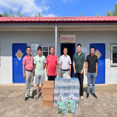 酷暑送清凉 关爱系一线——绿叶集团组织开展“夏季送清凉”慰问活动